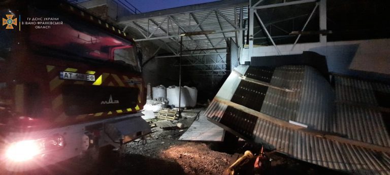 У Коломиї вибухнув котел: з-під завалів витягнули двох чоловіків (ФОТО) 3 У Коломиї вибухнув котел: з-під завалів витягнули двох чоловіків (ФОТО)