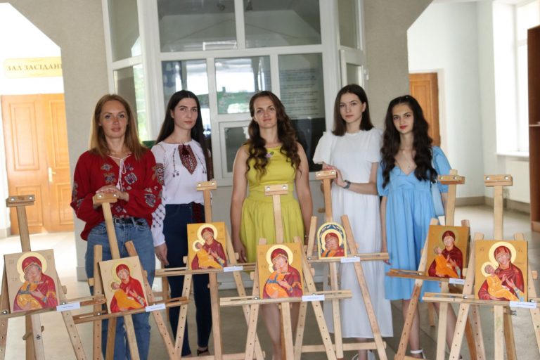 Можна і подивитися, і помалювати: у Долинській міській раді діє виставка ікон (ФОТО)