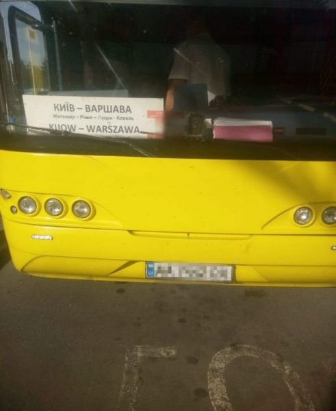 Прикордонники знайшли у сходах автобуса, що їхав до Польщі 10 кілограм тютюну (ФОТО)