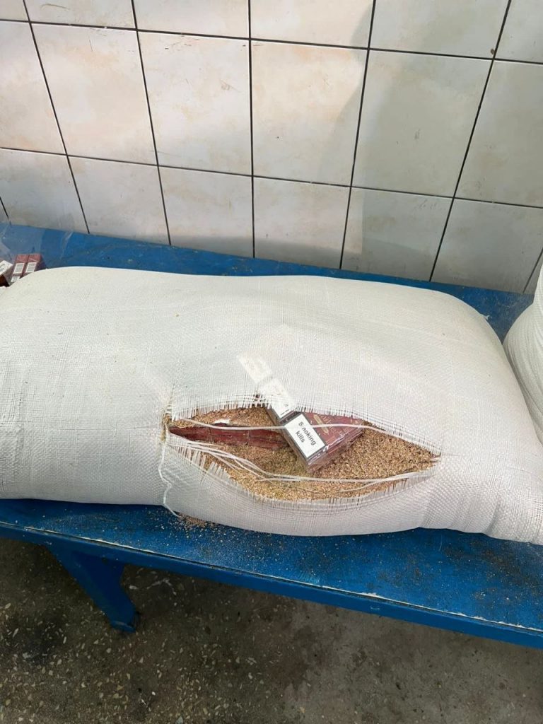 На виїзді з України у румуна виявили мішки з пшеницею і цигарками (ФОТО) 5 На виїзді з України у румуна виявили мішки з пшеницею і цигарками (ФОТО)