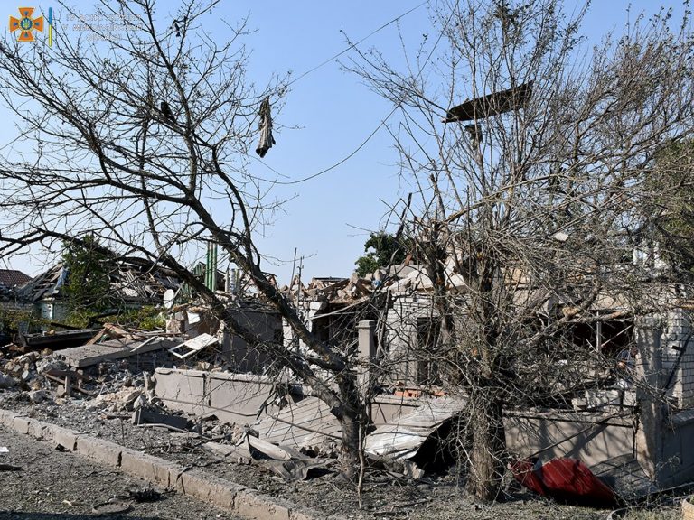 Окупанти сьогодні випустили по Миколаєву 12 ракет: є загиблі та поранені (ФОТО) 11 Окупанти сьогодні випустили по Миколаєву 12 ракет: є загиблі та поранені (ФОТО)