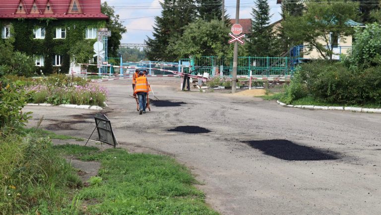У Коломиї комунальники зайняті ремонтом найгірших ділянок дороги (ФОТО) 12 У Коломиї комунальники зайняті ремонтом найгірших ділянок дороги (ФОТО)