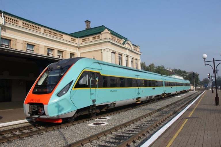 5. Novyj dyzel poyizd na yuvilejnyh zahodah. e1473794730442