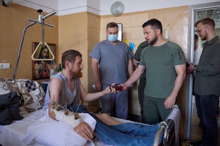 Президент Зеленський у Львові нагородив орденом "За мужність" воїна з Коломийщини (ФОТО)