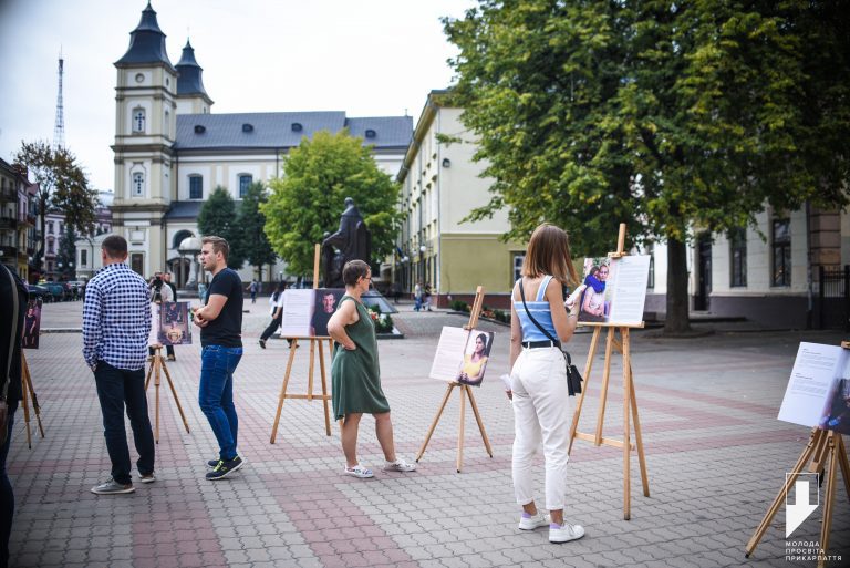 "Втрачений дім": в Івано-Франківську презентували виставку портретів та історій людей 2 DSC 1517 1