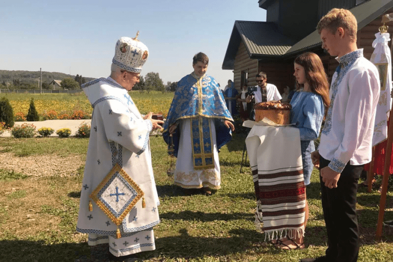 Парафія на Прикарпатті прийняла з Риму мощі святого заступника воїнства (ФОТО) 1 Dzyriv 004