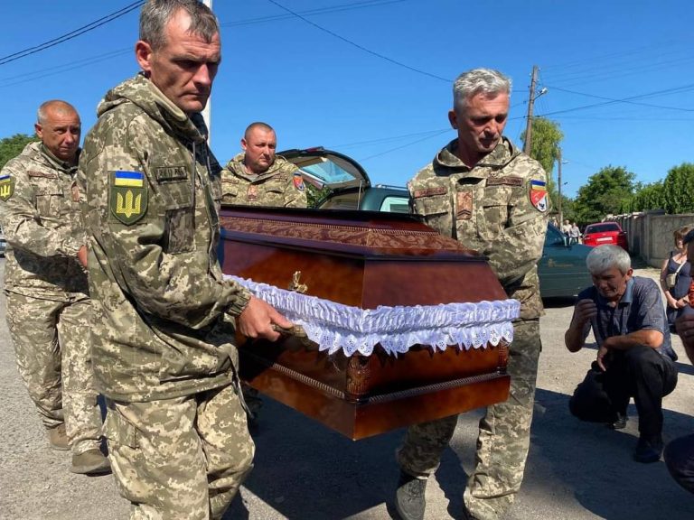 Жителі Городенки зустріли на колінах бійця, який загинув на війні (ФОТО) 9 FB IMG 1659515863584