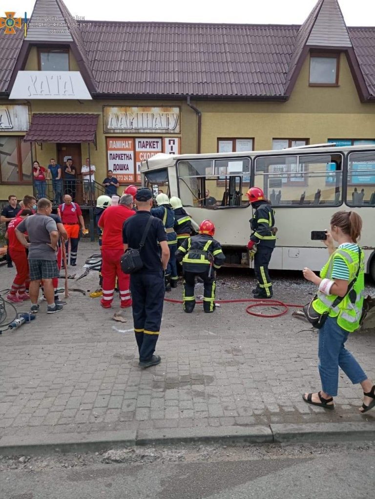 На Франківщині трапилася ДТП: наслідки ліквідували рятувальники (ФОТО) 10 FB IMG 1661936715279
