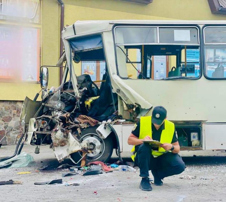 Зіткнулися три автомобілі та автобус: у поліції розповіли деталі ДТП в Угринові 4 FB IMG 1661945016188