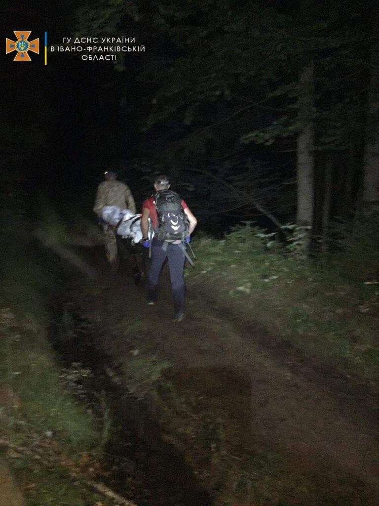 На Прикарпатті у горах помер чоловік, тіло транспортували рятувальники 2 IMG 20220819 100827 034