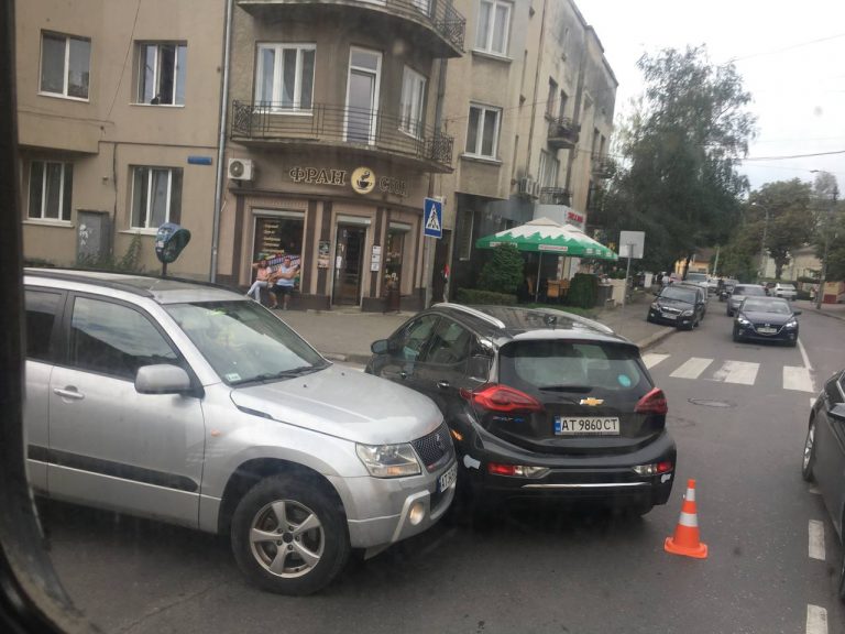 У Франківську трапилася ДТП: рух ускладнено (ФОТО) 10 IMG 20220829 112116 213