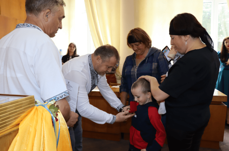 Сумно, коли відзнаку супроводжує слово посмертно: у Долині нагородили краян (ФОТО) 7 Сумно, коли відзнаку супроводжує слово посмертно: у Долині нагородили краян (ФОТО)