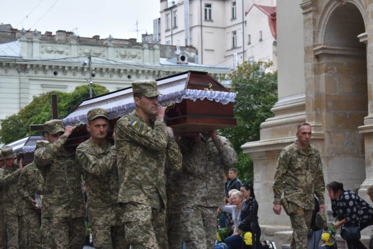 У Львові провели в останню дорогу загиблих на війні захисників України (ФОТО) 12 b5054f2cceaed3fae1444174e2990896 orig
