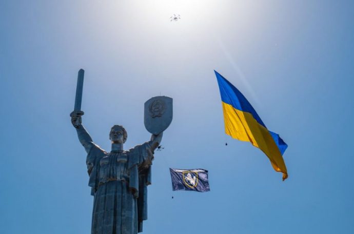 В небо над Києвом підняли прапори легендарних бригад ЗСУ (ФОТО, ВІДЕО)
