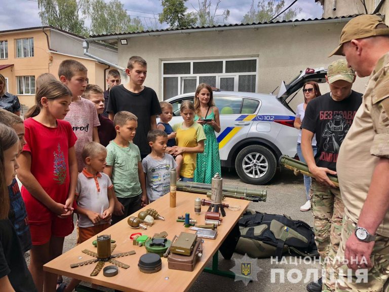 Чужих дітей не буває: прикарпатські поліцейські влаштували свято для дітей-переселенців (ФОТО) 11 fvgm