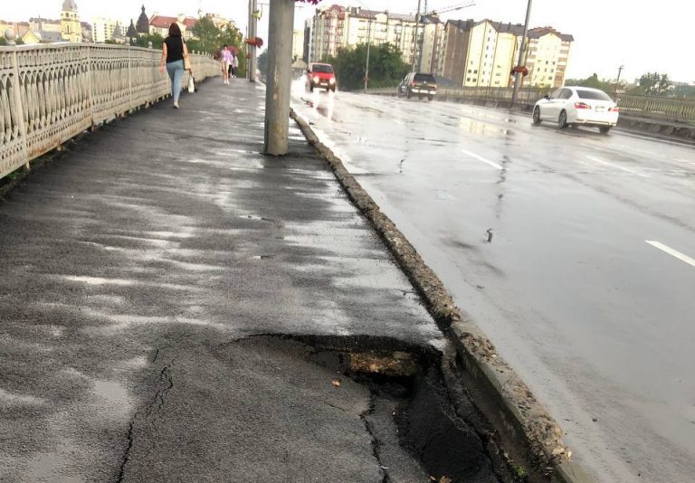 У Франківську на залізничному мості провалився асфальт (ФОТОФАКТ) 1 photo 2022 08 17 19 09 052222