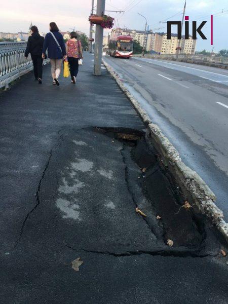 У Франківську на залізничному мості провалився асфальт (ФОТОФАКТ) 3 photo 2022 08 17 20 36 26 scaled