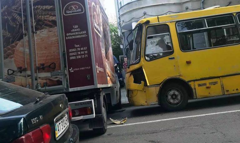 У Франківську не розминулися "пижик" та вантажівка: рух ускладнений (ФОТО) 11 photo 2022 08 18 12 54 07