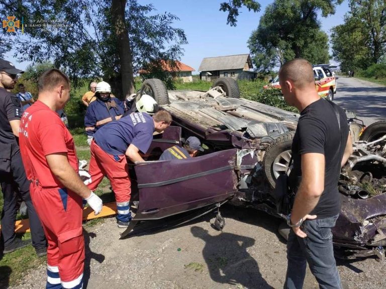 Карколомна ДТП на Коломийщині: рятувальники деблокували потерпілого з понівеченого авто 1 photo 2022 08 26 15 48 14