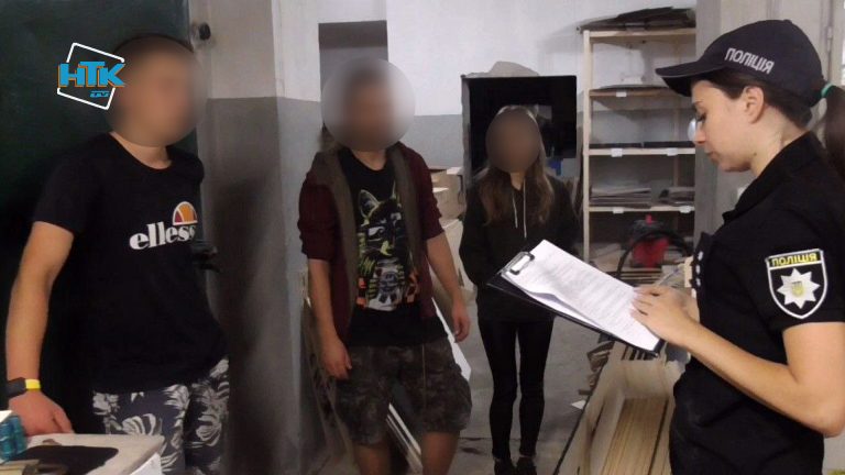 У Коломиї чоловік викликав поліцію, а у нього знайшли наркотики (ВІДЕО) 15 policeceh 090822