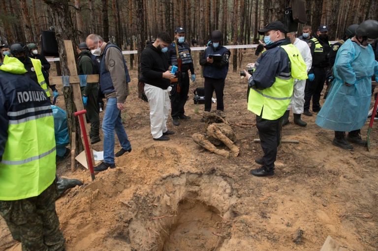 Під Ізюмом знайшли п'ять кладовищ закатованих людей, серед них - діти (ФОТО) 10 09586bac 7fa1 4f44 a9e9 70d06225b27a
