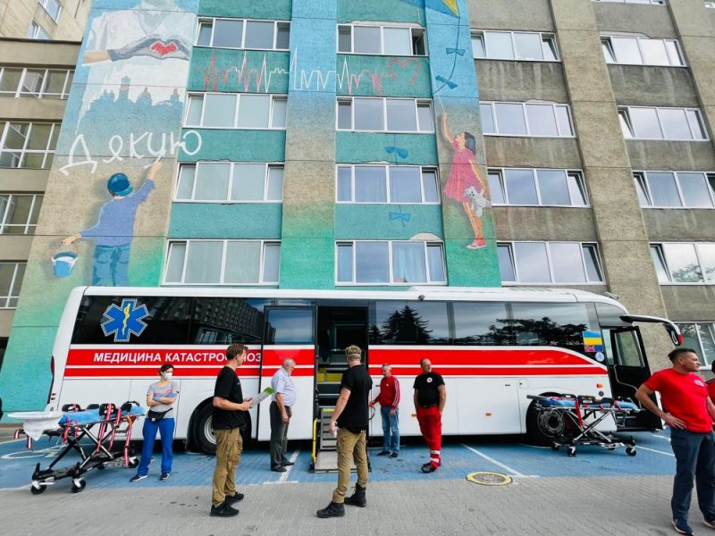 Перший в Україні реанімаційний автобус нині евакуював за кордон пацієнтів з львівських лікарень (ФОТО)