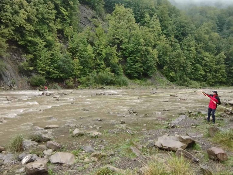 У Яремче рятувальники врятували двох собак, які ледь не зірвалися з скали в річку (ФОТО) 5 У Яремче рятувальники врятували двох собак, які ледь не зірвалися з скали в річку (ФОТО)