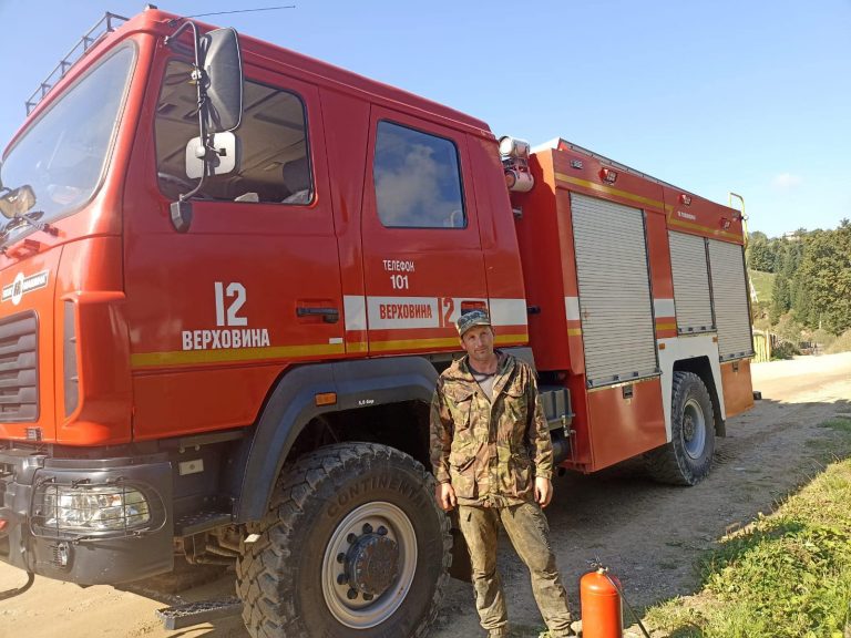 Їхав повз і побачив задимлення: у Верховині водій ДСНС самотужки загасив пожежу в ліцеї (ФОТО) 12 Їхав повз і побачив задимлення: у Верховині водій ДСНС самотужки загасив пожежу в ліцеї (ФОТО)