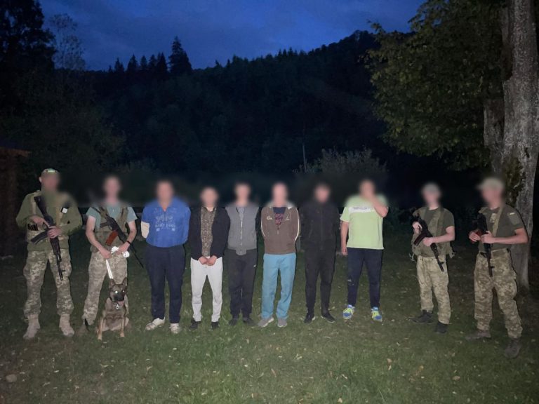 Йшли по гриби без відер: на Закарпатті виявили чоловіків з закордонними паспортами (ФОТО) 5 Йшли по гриби без відер: на Закарпатті виявили чоловіків з закордонними паспортами (ФОТО)