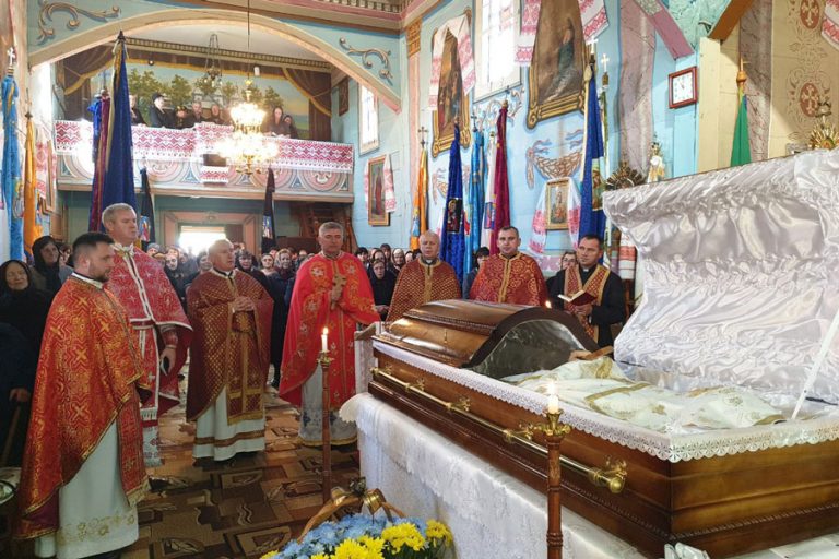 На Коломийщині провели в останню путь душпастира, який трагічно загинув у ДТП (ФОТО) 12 305306462 3360911150806040 5238056076399175538 n