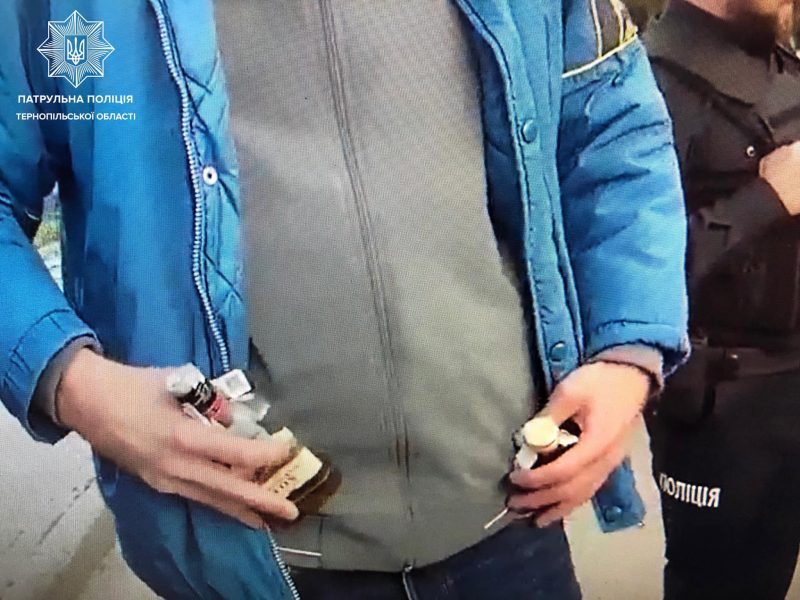 У кишенях мав дві пляшки: у Тернополі водій маршрутки пив за кермом (ФОТО)