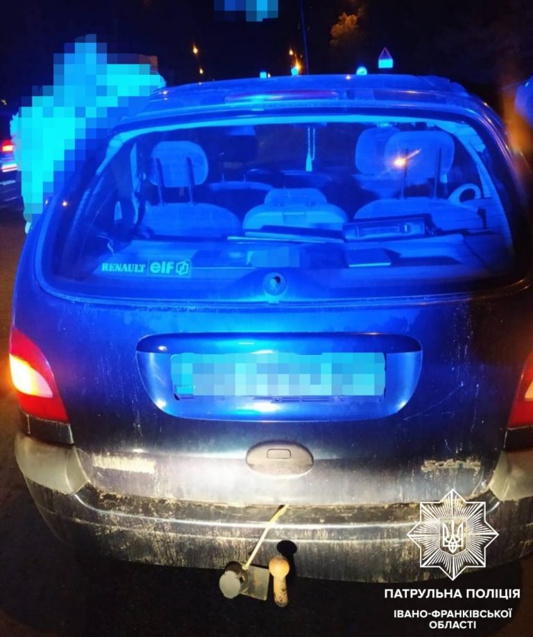 У Франківську патрульні зупинили водія автомобіля "Renault": причина 3 У Франківську патрульні зупинили водія автомобіля "Renault": яка причина