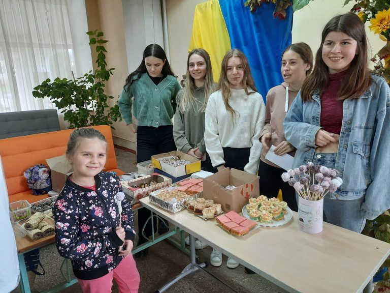 Верховинські школярі провели святковий ярмарок, щоб зібрати кошти для ЗСУ 4 305446021 2275461822623183 8287172701915416263 n