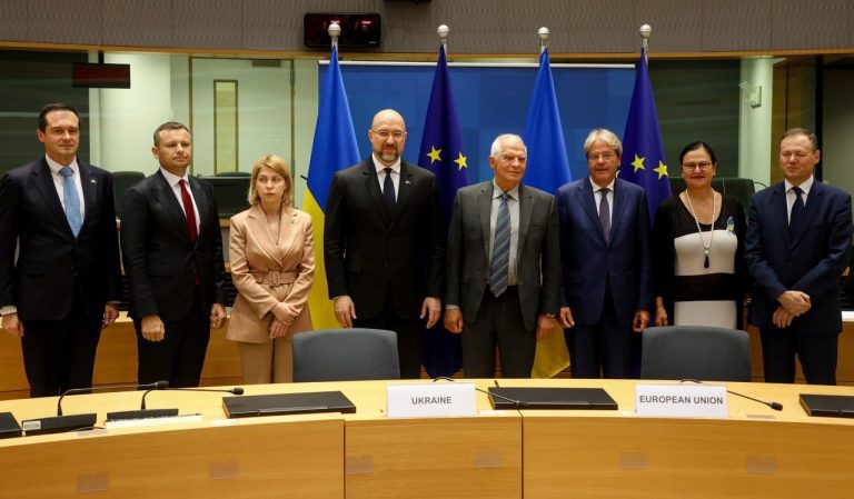 Україна та ЄС підписали одразу п'ять угод - Денис Шмигаль 12 Крок солідарності: Україна та ЄС підписали одразу п'ять угод - Шмигаль