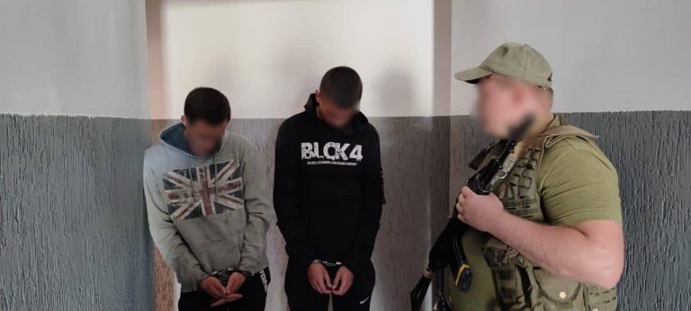 Були за 30 метрів від кордону: на Закарпатті чоловіки несли 24 ящики цигарок до Угорщини (ФОТО) 6 Були за 30 метрів від кордону: на Закарпатті чоловіки несли 24 ящики цигарок до Угорщини (ФОТО)