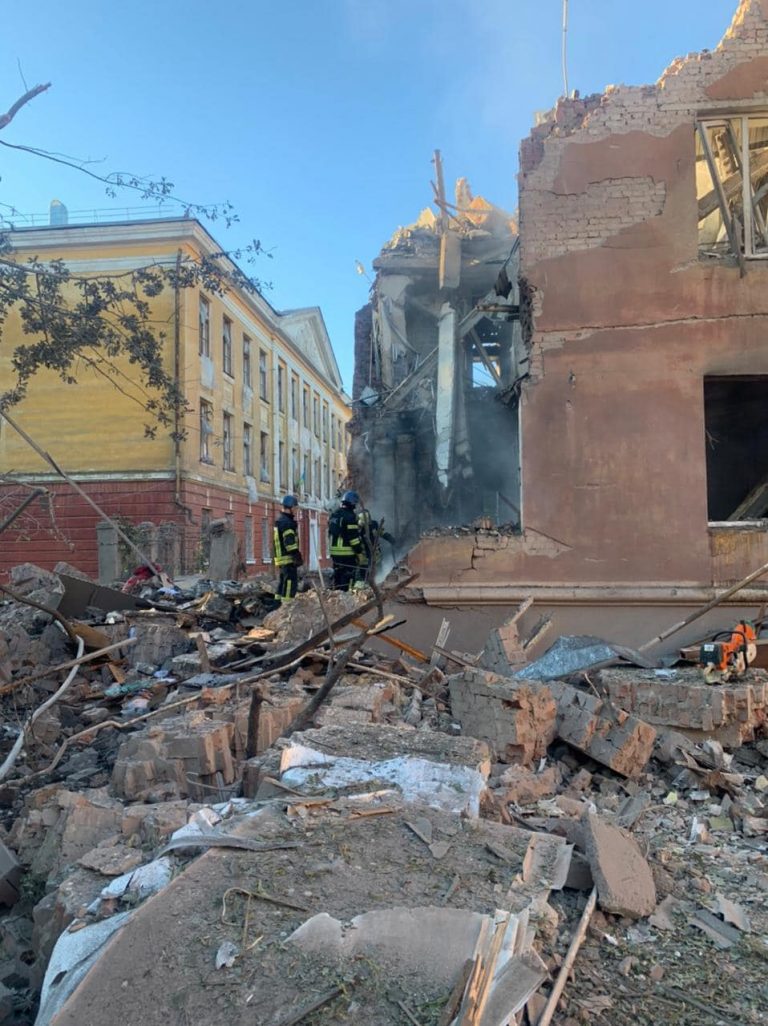 "Склався" під'їзд: окупанти вранці обстріляли Слов'янськ (ФОТО) 7 "Склався" під'їзд: окупанти вранці обстріляли Слов'янськ (ФОТО)