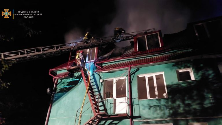 Вночі 35 надзвичайників гасили пожежу поліклініки в Івано-Франківську (ФОТО) 11 Вночі 35 надзвичайників гасили пожежу поліклініки в Івано-Франківську (ФОТО)