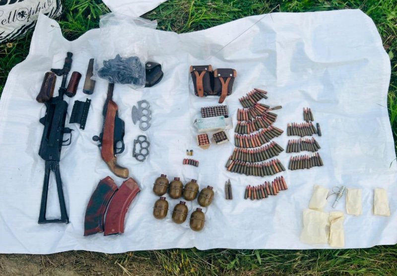 В полі на Прикарпатті знайшли схованку з автоматом Калашникова та боєприпасами (ФОТО)