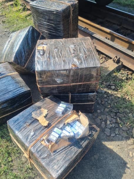 Закарпатські прикордонники у вагоні з рудою знайшли 5 тисяч пачок цигарок (ФОТО)