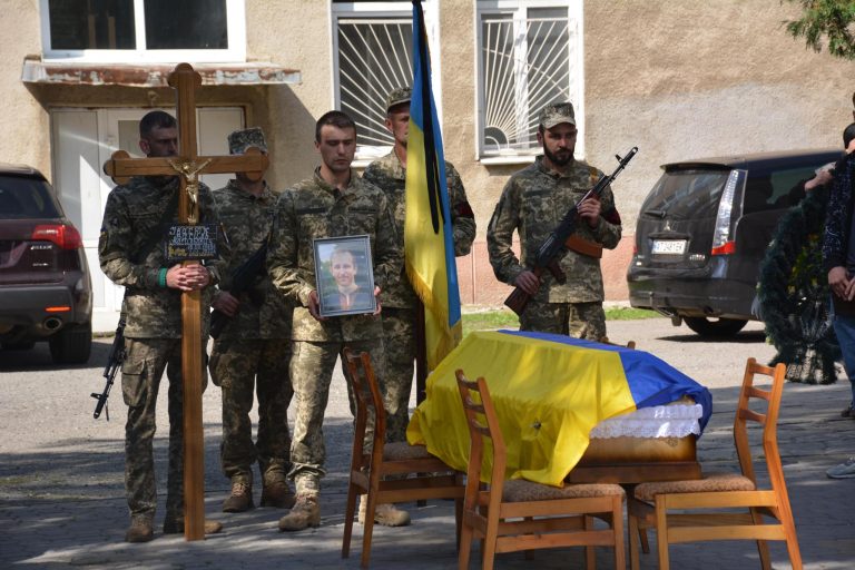 Сум та біль: Івано-Франківщина попрощалася з воїном Василем Івасюком (ФОТО) 2 305879818 499161845369683 5144858599652157826 n