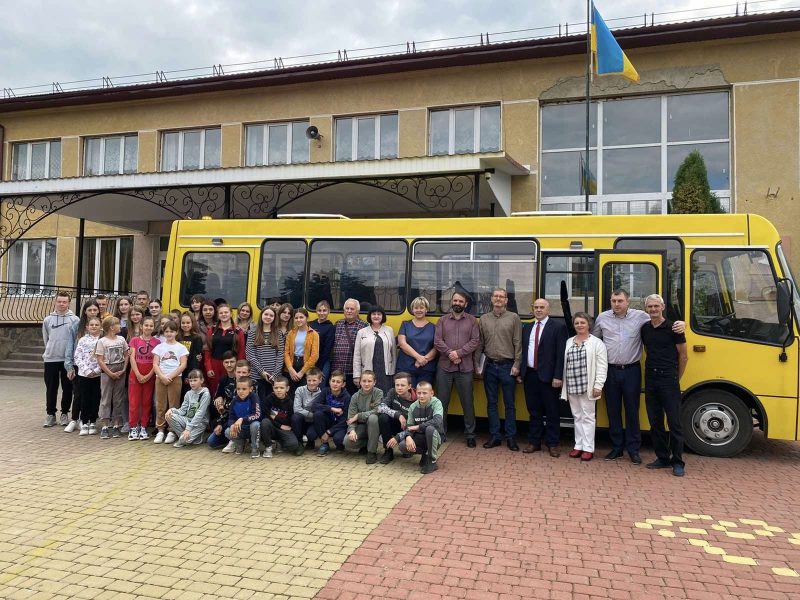 Один - у подарунок: Яремчанська громада отримала три шкільні автобуси (ФОТО)