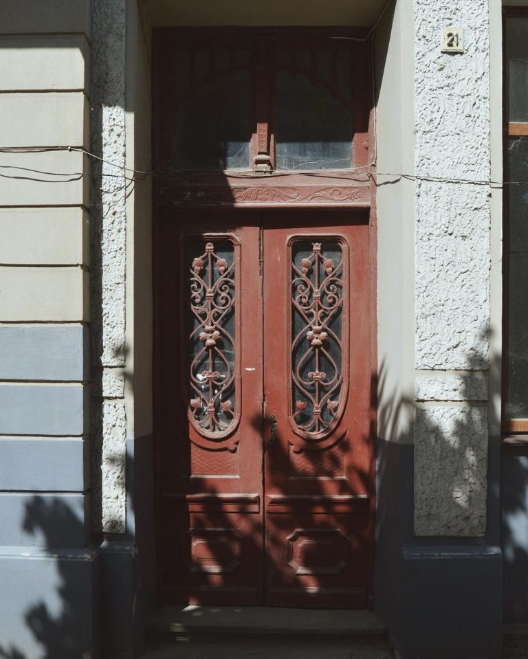 Коло брами: у Коломиї зберігають колоритні старовинні двері (ФОТО) 9 306524574 586341533280443 7542676858744638208 n