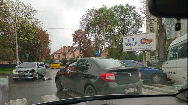 У Франківську на перехресті, де водії просили кільце, сталася потрійна ДТП (ФОТОФАКТ) 1 306947118 2246866558813272 7367078460464001066 n
