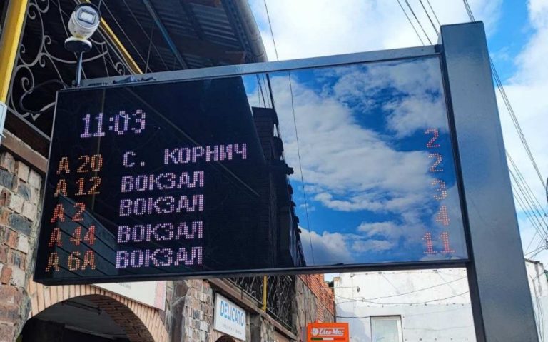 У Коломиї на зупинці встановили інформаційно-електронне табло 12 307116136 453350203489146 3408837532741737802 n