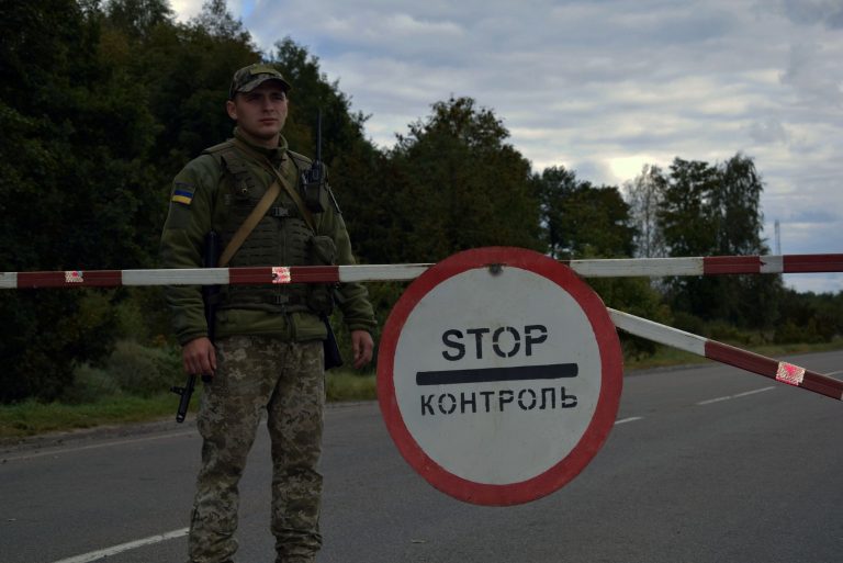 На Волині п'яний водій утікав від прикордонників та врізався у стовп (ФОТО)