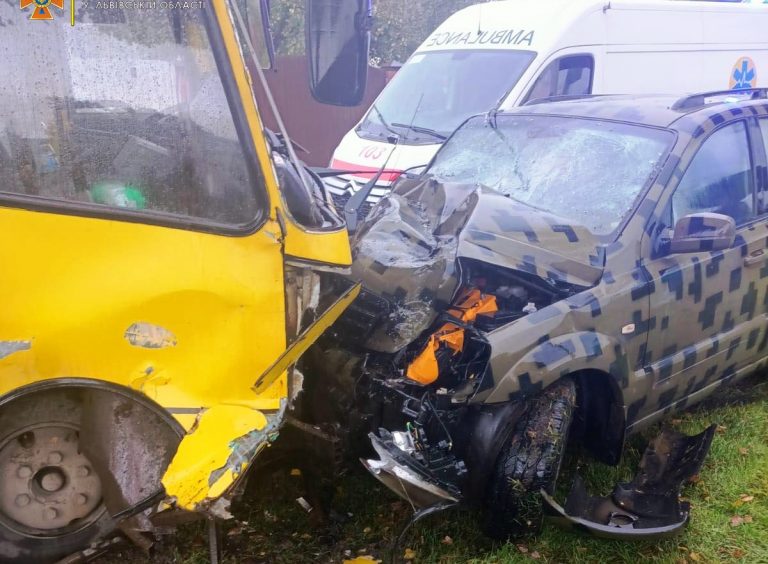 Біля Львова зіштовхнулися рейсовий автобус та легковик: є травмовані (ФОТО) 6 309028634 424981376394069 7110799519717077338 n
