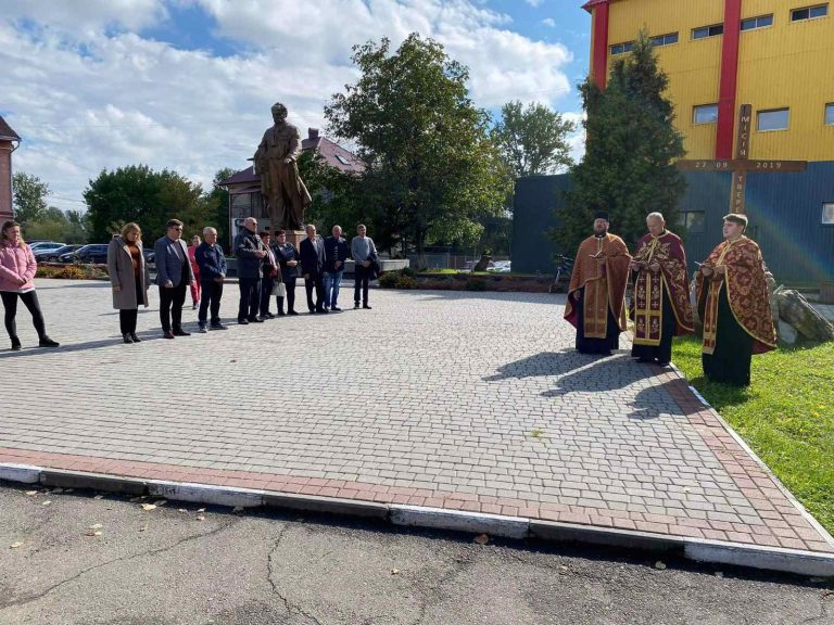 Окрім ворога на фронті - маємо ще одного: у Заболотові відправили молебень біля Хреста тверезості 1 Окрім ворога на фронті - маємо ще одного: у Заболотові відправили молебень біля Хреста тверезості
