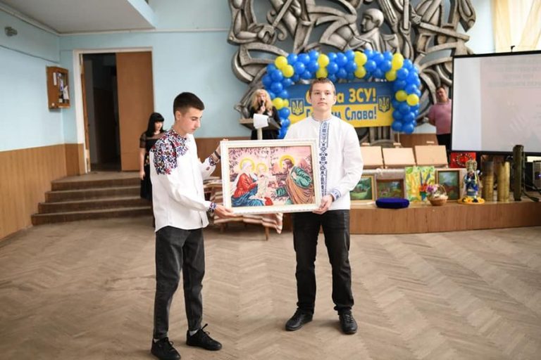 У Бурштині вдало продали на аукціоні ікону, яку вишила мама волонтера (ФОТО) 6 309353534 405330131786206 8818091073270779931 n