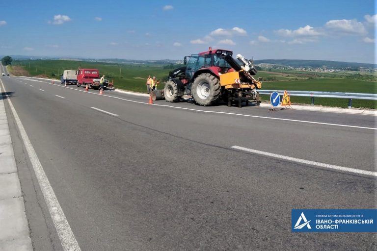 Стало відомо, чи ремонтують дороги на Франківщині в час війни (ФОТО)