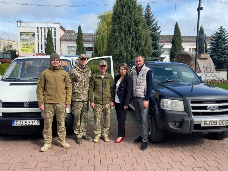 Городенківські освітяни придбали дві машини для українських захисників (ФОТО)